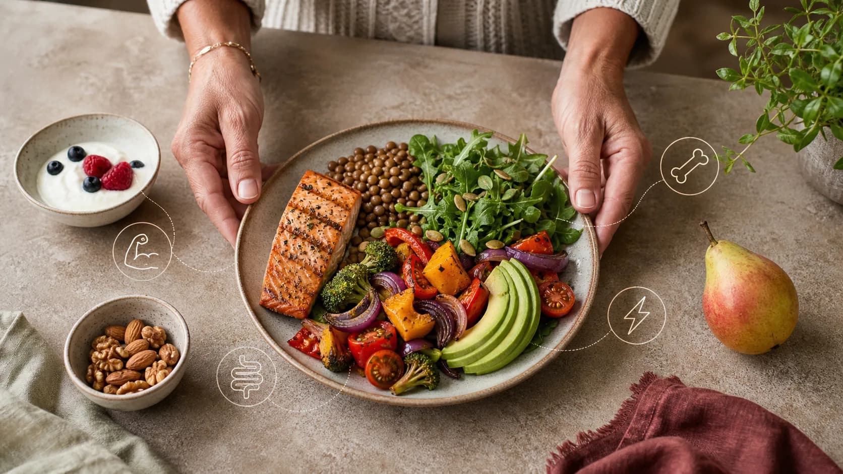 Vrouwelijke handen zetten een gebalanceerd bord met zalm, linzen, groenten en avocado neer, omringd door symbolen voor spieren, darmen, botten en energie.